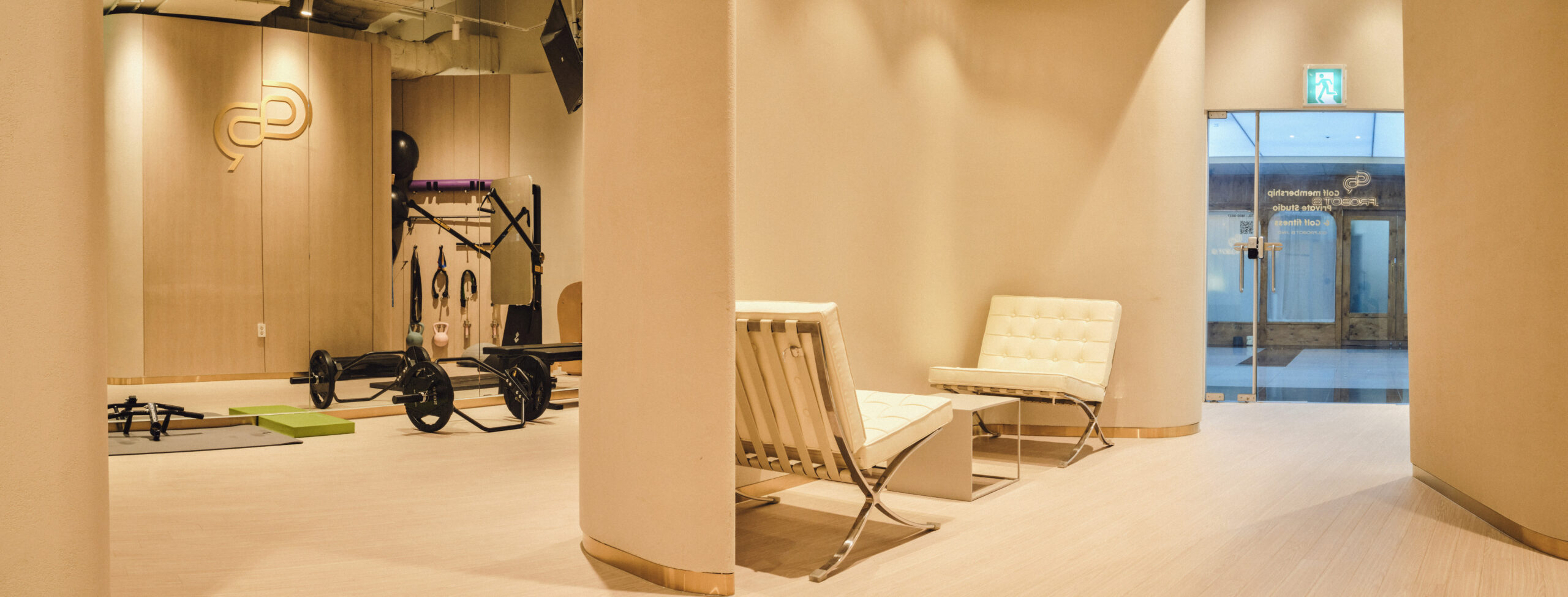 부산 골프 연습장 휴게실 내부